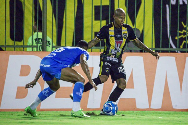 Wellington Silva em ação pelo Volta Redonda