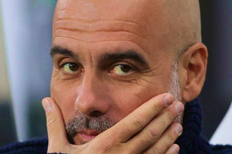 Pep Guardiola em ação pelo Manchester City