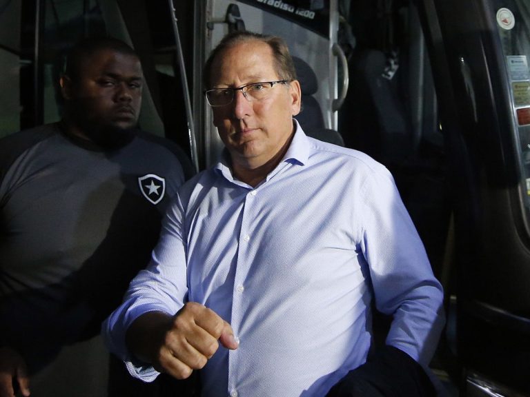 Torcedores do Botafogo fazem cobranças ao elenco e a John Textor