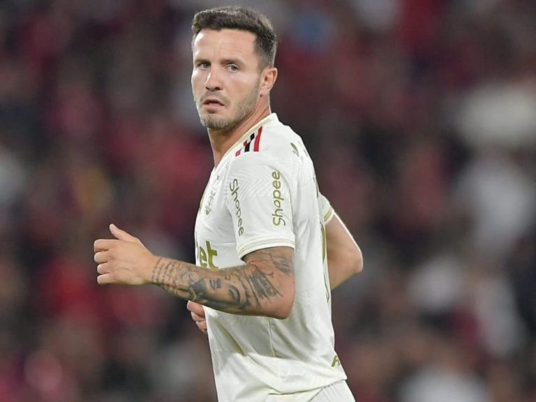 Mesmo com nascimento do filho, Saúl Ñíguez fica à disposição do Flamengo
