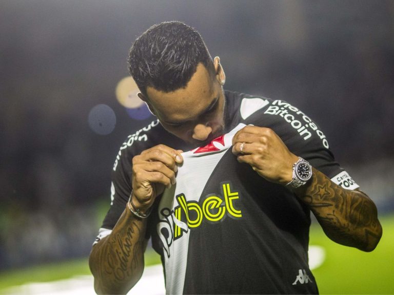 Vasco anuncia rescisão de contrato com o atacante Alex Teixeira; saiba detalhes