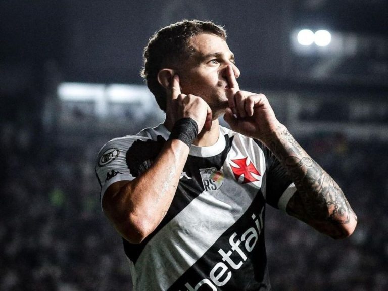 Pablo Vegetti vive seca de gols com bola rolando, mas segue como referência do Vasco no ataque