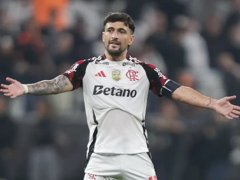 Flamengo vence segue na ponta do Campeonato Brasileiro