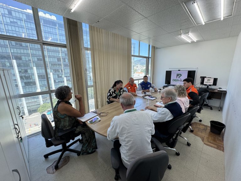 investigadores fazem reunião para definir linha de investigação