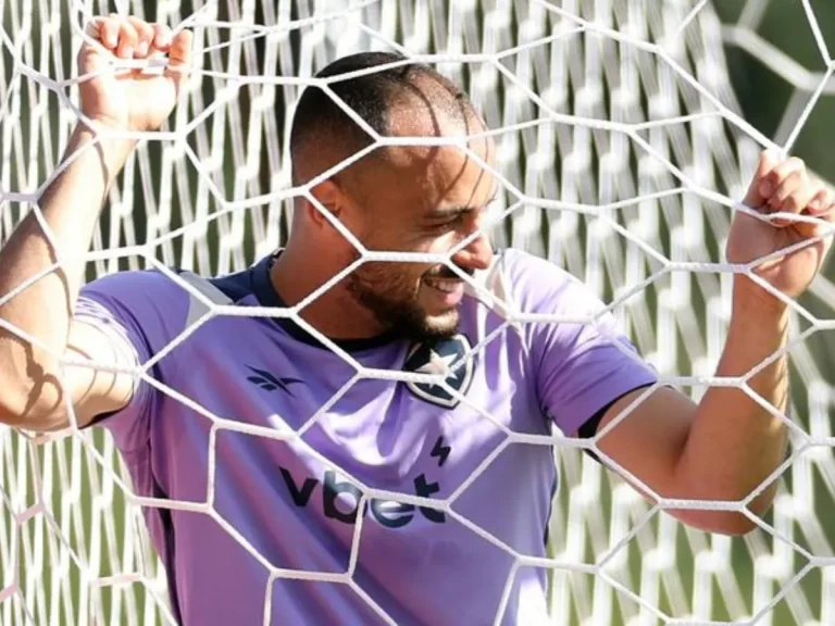 Exclusivo: Ex-técnico de Arthur Cabral comenta momento do atacante do Botafogo