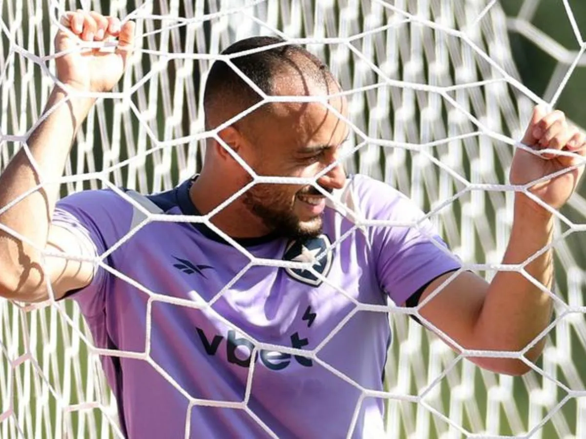 Exclusivo: Ex-técnico de Arthur Cabral comenta momento do atacante do Botafogo