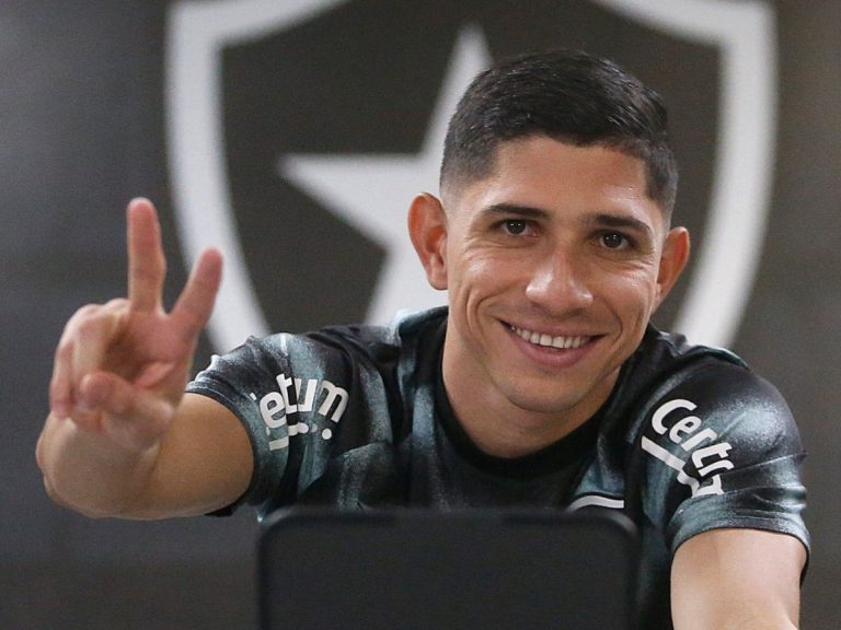 Savarino deve retornar ao Botafogo para enfrentar o Santos