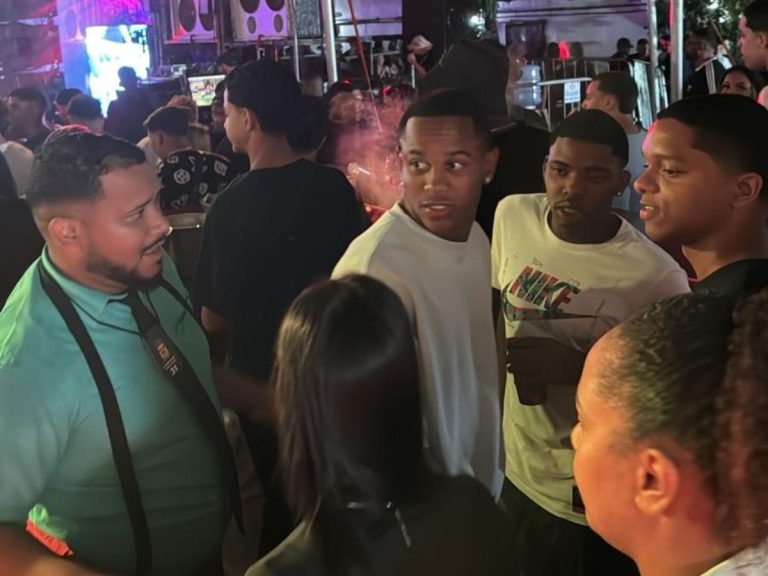 Atacante do Flamengo é flagrado em festa e não enfrenta o Palmeiras