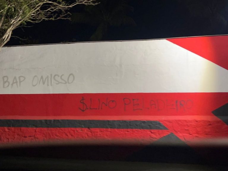 Flamengo: Muros da sede do clube são pichados com críticas a Samuel Lino