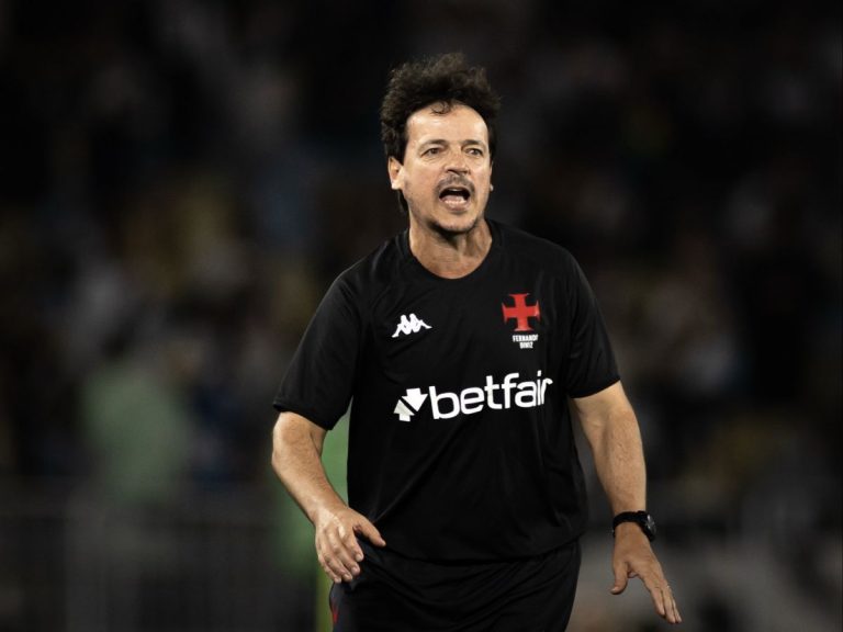 “Futebol é jogo de risco”, afirma Fernando Diniz após vitória do Vasco no clássico
