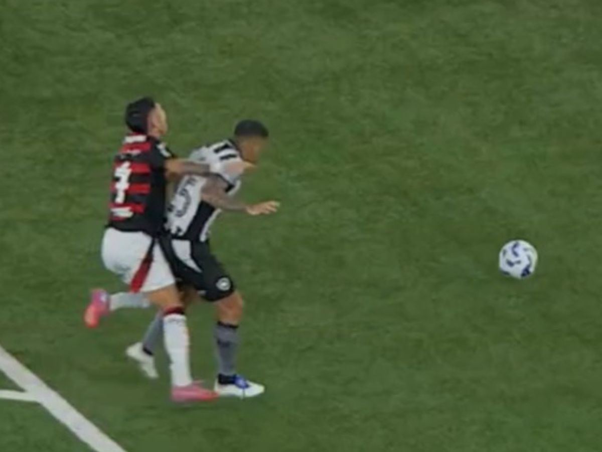 VAR sobre possível pênalti para o Flamengo: "contato normal de jogo"