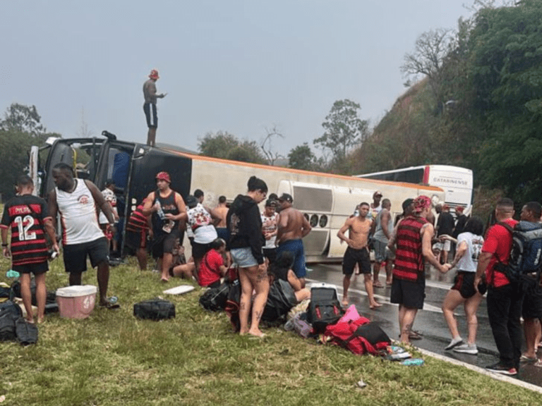 Ônibus com torcedores do Flamengo tomba na estrada