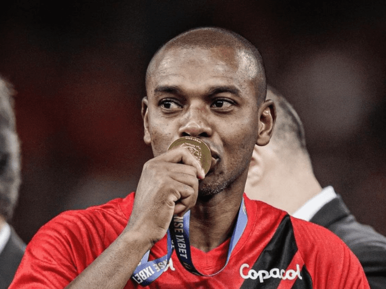 Fernandinho encerrou a carreira